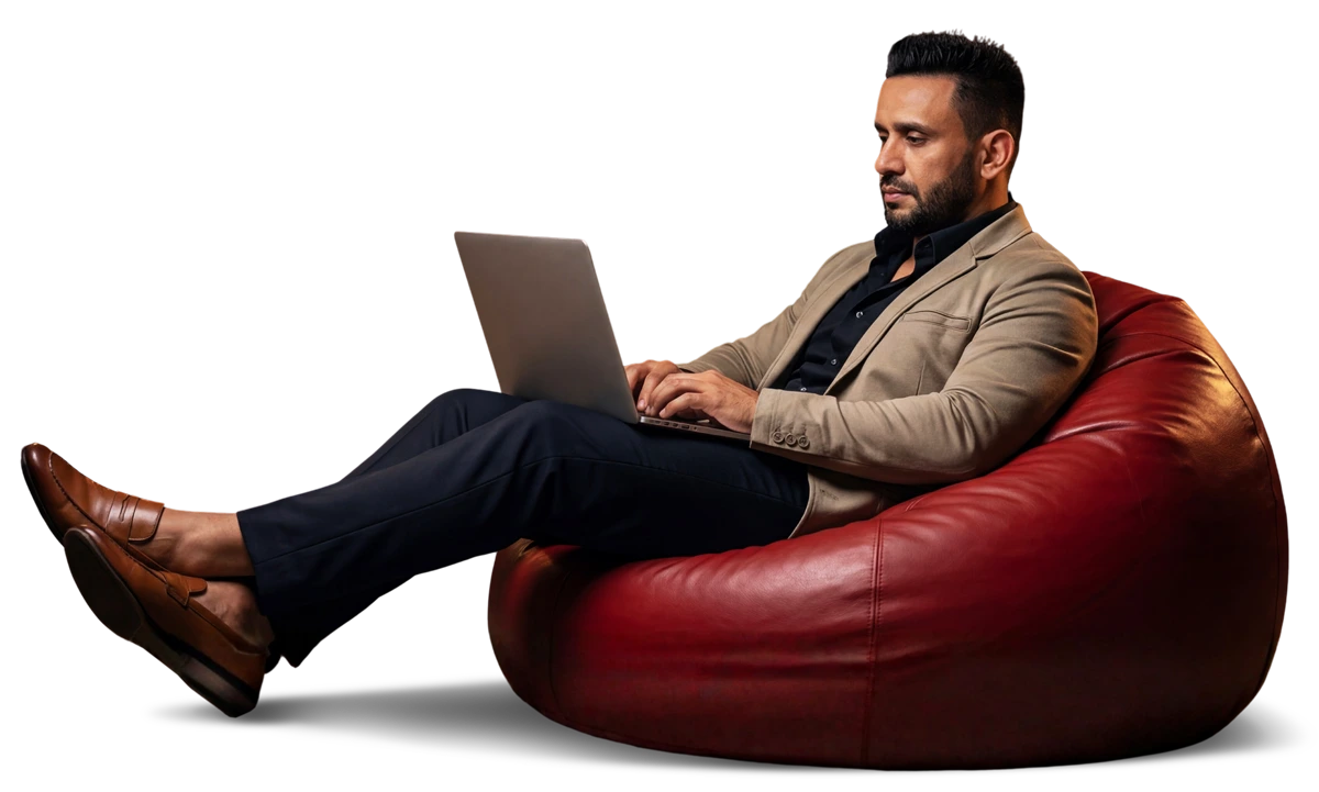 Profissional utilizando notebook com apoio da tecnologia Imobisis
